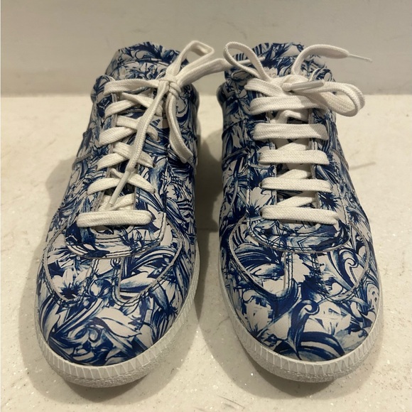 So cool new in box Martin Margiela blue and white leather print slides. Size 38 - Picture 4 of 12